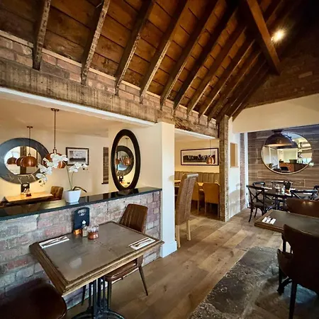 The Horse And Farrier Inn