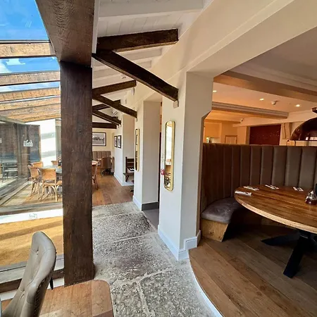 The Horse And Farrier Inn